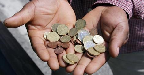 Tornano i ladri che derubano della borsa le massaie nei parcheggi con il trucco delle monetine