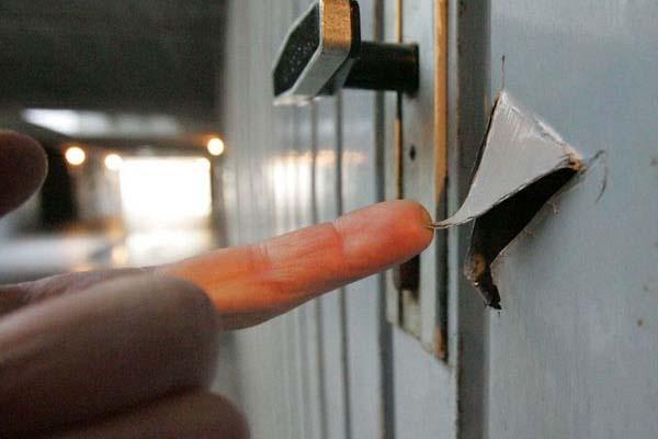 Entrano in un garage e rubano un furgone