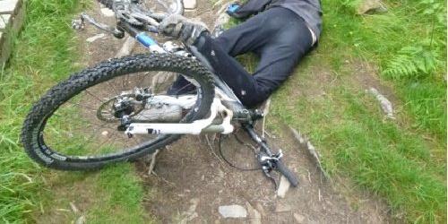 Grave ciclista urtato da un’auto