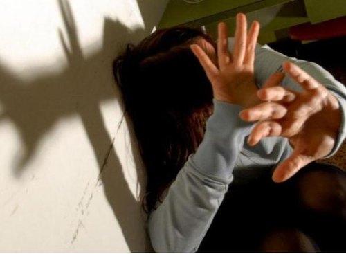 Inseguita e insultata per un sorpasso