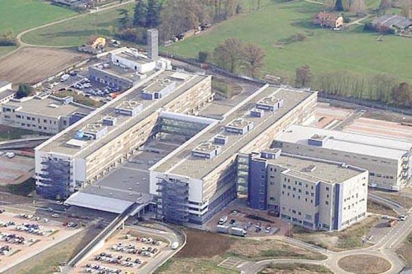 In fin di vita un uomo infilzato da una recinzione mentre tagliava l’erba
