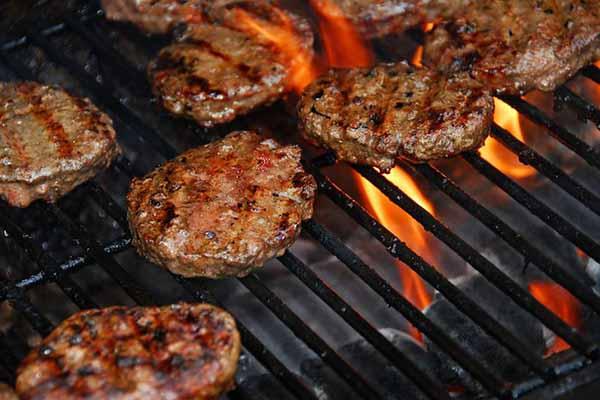 Rubano dal vicino… la legna per il barbecue