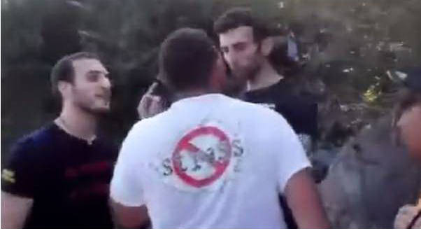 Animalisti assaltano i pescatori e fanno piangere un bambino