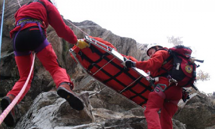 Cade nella palestra di arrampicata