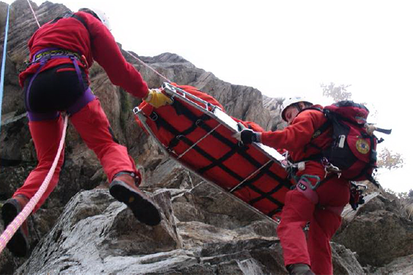 Cade nella palestra di arrampicata