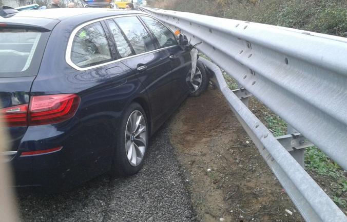 Esce di strada con la Bmw