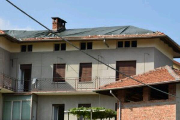 Fulmine fa esplodere il tetto di una casa