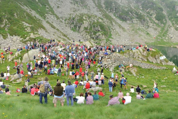 Gli alpini si fermano al lago del Mucrone
