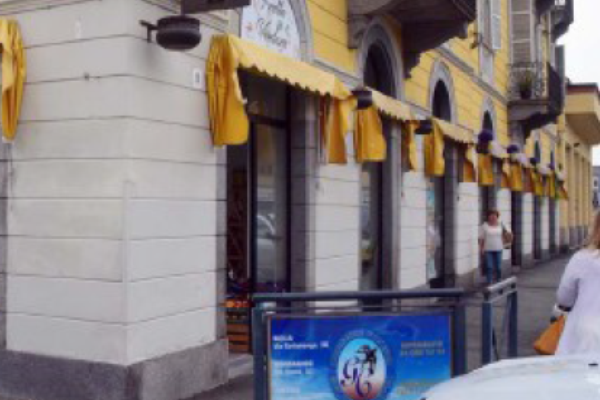 Minacce, botte e una vetrina sfondata