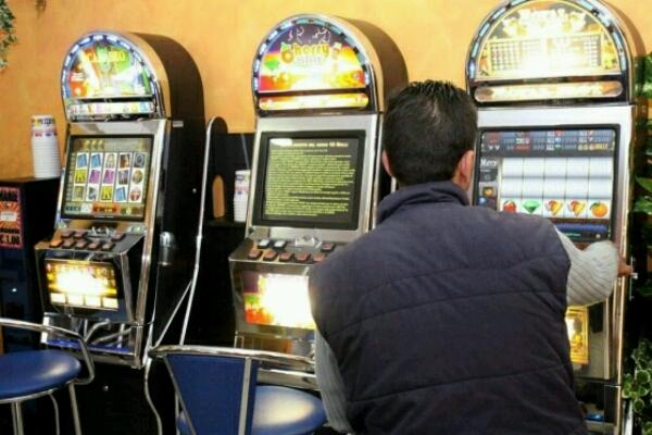 Gioco d’azzardo, cordata di associazioni contro la riforma alla legge regionale. Appello ai sindaci