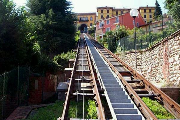 Picchiato in funicolare: due denunciati