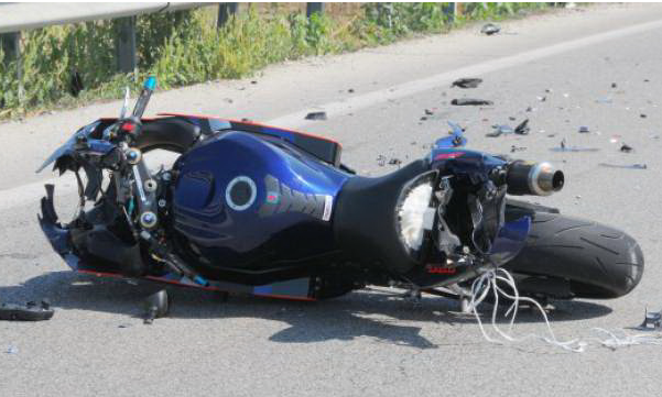 Scontro in moto, amputata la gamba