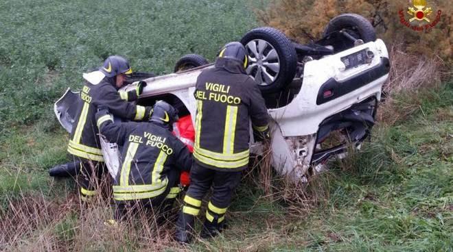 Ustionato nell’auto fuori strada