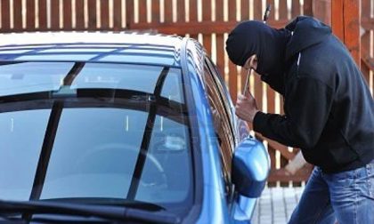Cerca di rubare sulle auto, scoperto.