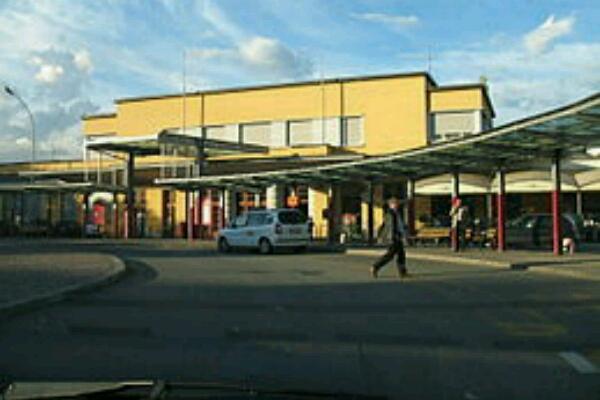 Col coltello davanti alla stazione, denunciato