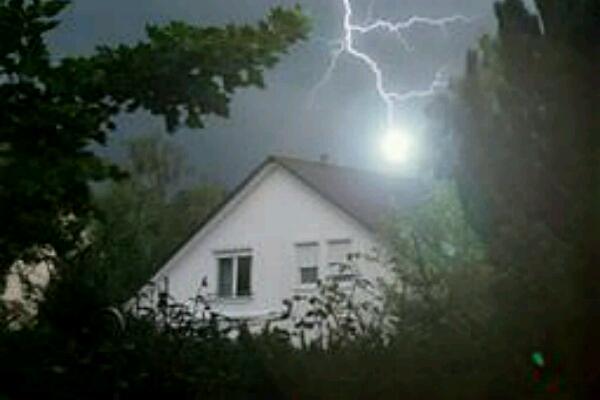 Fulmine incendia una lavatrice, alloggio inagibile. Anziana evacuata nella notte