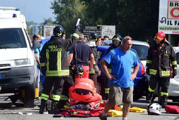 Motociclista incastrato sotto il furgone