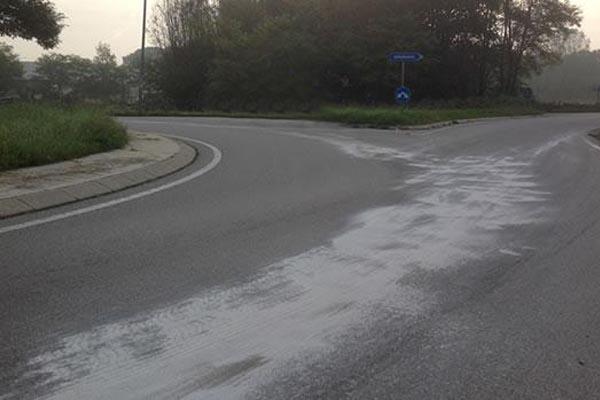 Pozza d’olio sull’asfalto, auto esce di strada