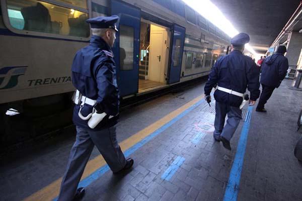 Bloccano il locomotore poi aggrediscono il capotreno