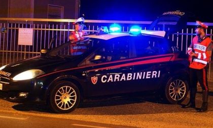 Al volante ubriaco aveva anche un coltello proibito