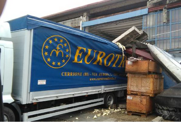 Miracolato nel cassone del camion
