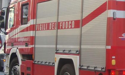 Tir resta incastrato contro un balcone