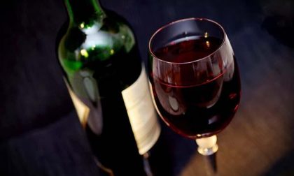 A 84 anni raggirata con la truffa delle bottiglie di vino