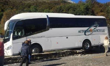 Autobus in bilico sul muretto del Prato delle Oche