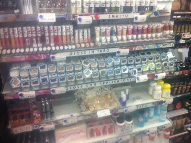 Cosmetici sequestrati in bazar cinese