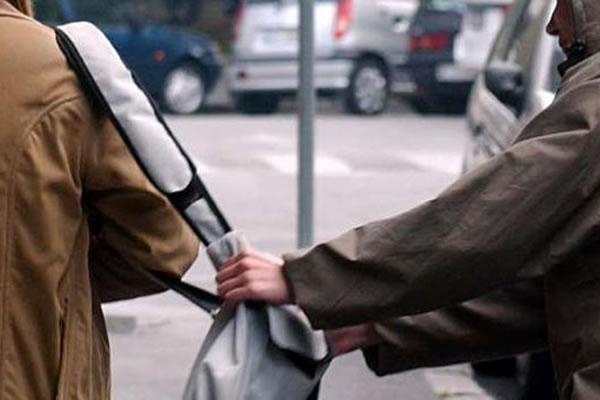 Rubano il portafogli a una massaia durante la spesa