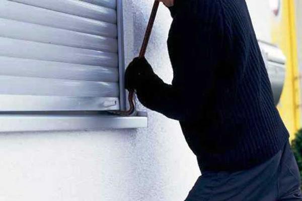 Ladri scappano all’arrivo della proprietaria di casa