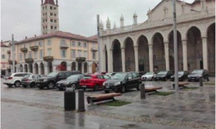 Quelle auto parcheggiate in piazza Duomo