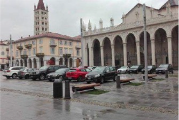 Quelle auto parcheggiate in piazza Duomo