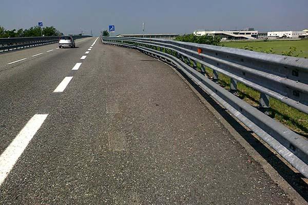 Tenta di buttarsi dal ponte, salvato da un agente fuori servizio
