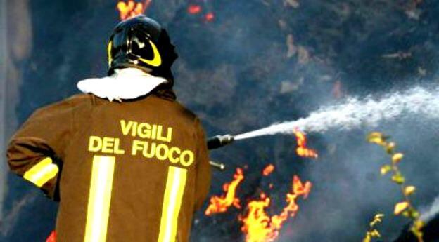 A fuoco 100 rotoballe di fieno