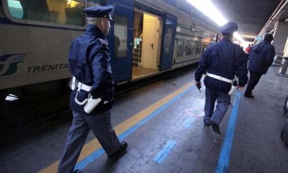 La sbarra del passaggio a livello colpisce un’auto