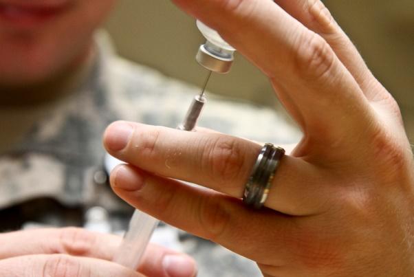 I farmacisti rinunciano a quota di vaccini antinfluenzali: “Li lasciamo ai medici”