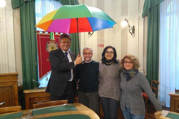 Venduti in due ore gli ombrelli colorati