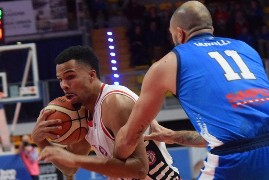 Angelico capolista dominante. E Hall gioca da mvp dell’A2: 30 punti e 20 rimbalzi