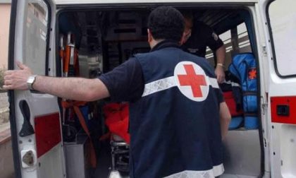Auto si cappotta dopo lo schianto