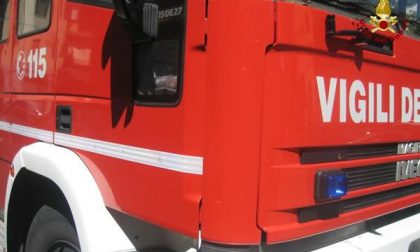 Cavo dell'alta tensione cade sul tetto di una casa