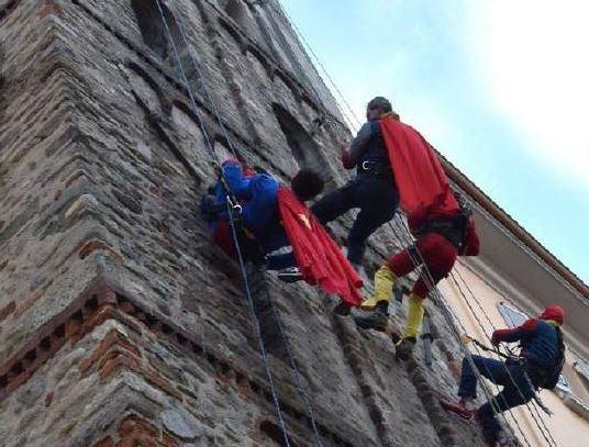 Con il naso all’insù per i super eroi