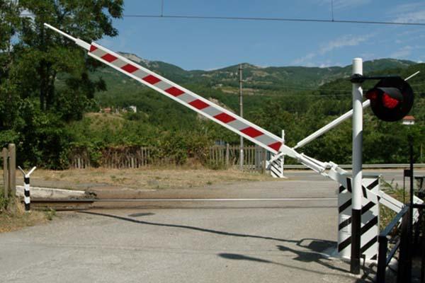 Il passaggio a livello resta con le sbarre abbassate a metà e il semaforo rosso