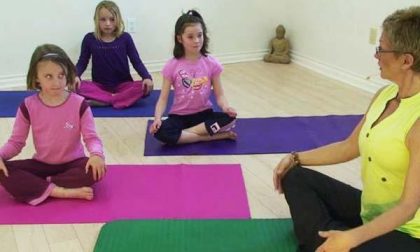 I bambini imparano lo yoga