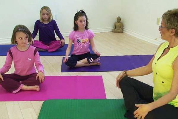 I bambini imparano lo yoga