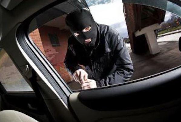 I ladri non aprono la cassaforte e allora se ne vanno con la Bmw