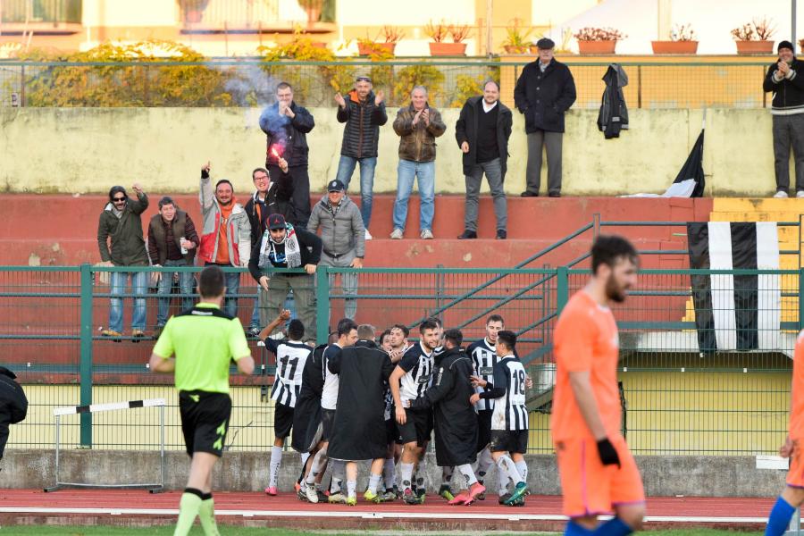 La Biellese saluta la Coppa Italia, davanti ai nuovi ultras vince il Borgovercelli