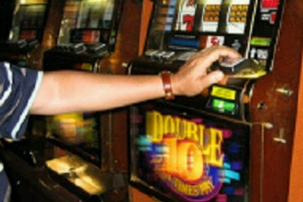 Rubano con la tecnica del “pesciolino” 5.000 euro dalle slot della sala giochi