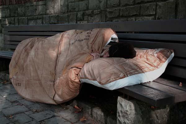 Un letto e cibo caldo per i senzatetto