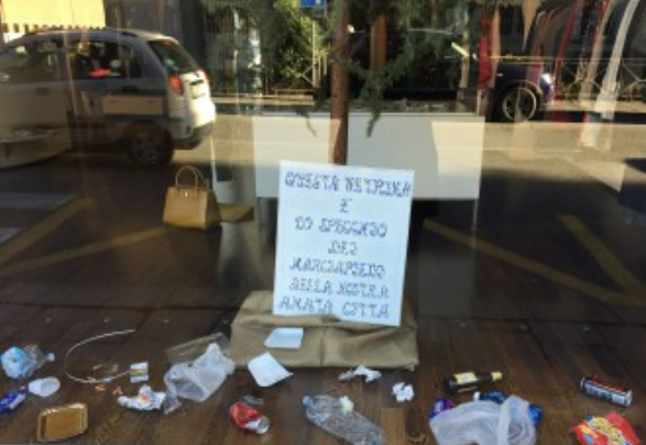 Una vetrina di rifiuti contro il degrado